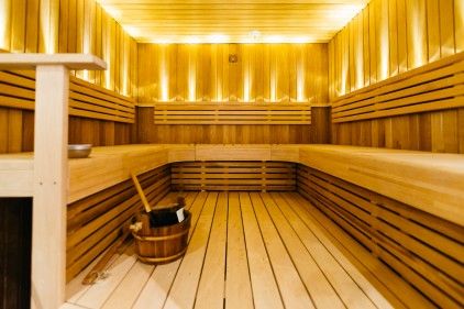 Klinikan yhteydessä on myös tilava sauna johon mahtuu isompikin seurue neuvottelemaan